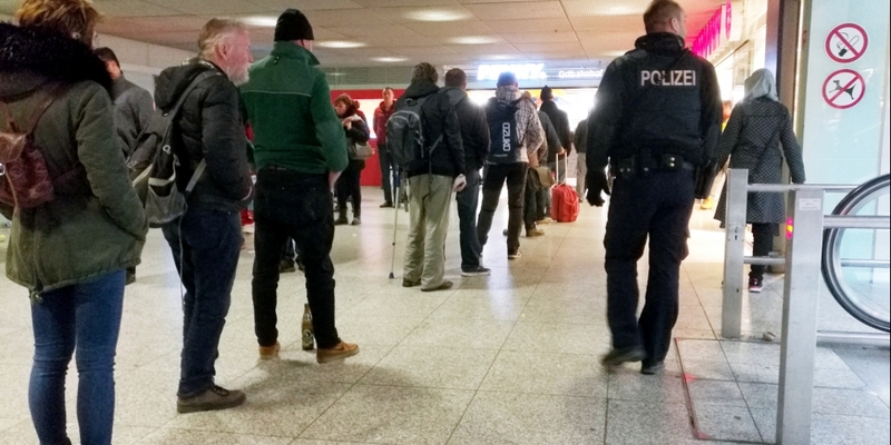 Polizist Ã¼berwacht Warteschlange vor Supermarkt - Foto: über dts Nachrichtenagentur