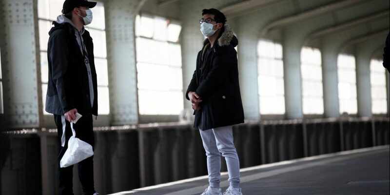 Zwei junge Männer mit Atemschutzmaske - Foto: über dts Nachrichtenagentur