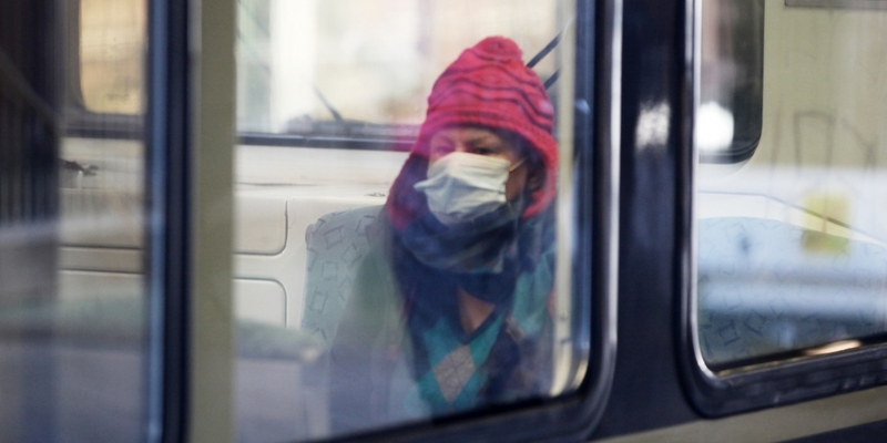 Frau mit Schutzmaske in einer S-Bahn - Foto: über dts Nachrichtenagentur