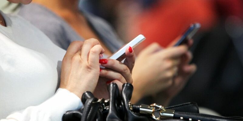 Smartphone-Nutzerinnen - Foto: über dts Nachrichtenagentur