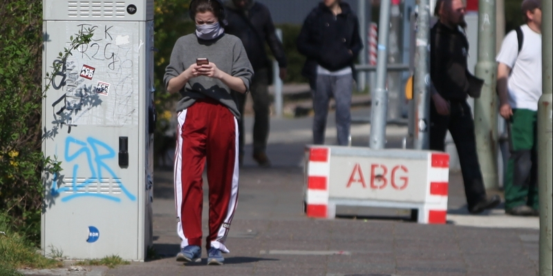 Menschen mit und ohne Mundschutz - Foto: über dts Nachrichtenagentur