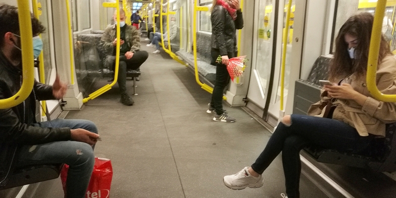 Passagiere in einer U-Bahn am 27.04.2020 - Foto: über dts Nachrichtenagentur
