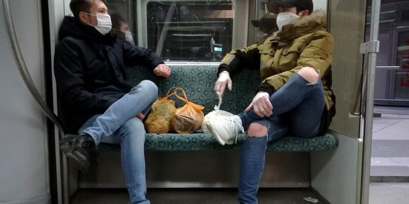 Zwei MÃ¤nner mit Atemschutzmaske in Berliner S-Bahn - Foto: über dts Nachrichtenagentur