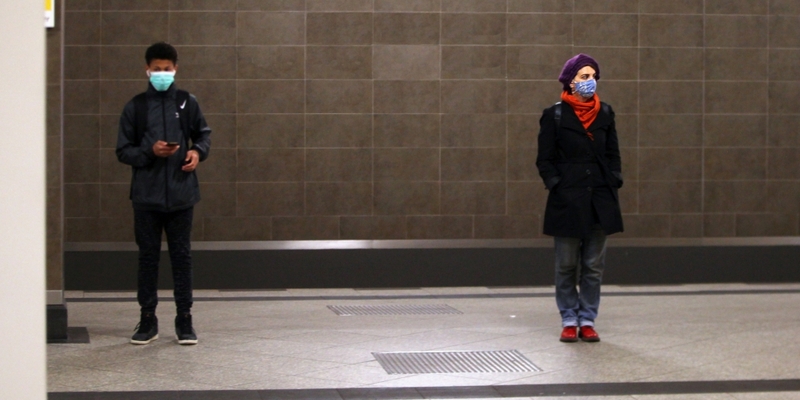 Fahrgäste mit Mund-Nasen-Schutz - Foto: über dts Nachrichtenagentur