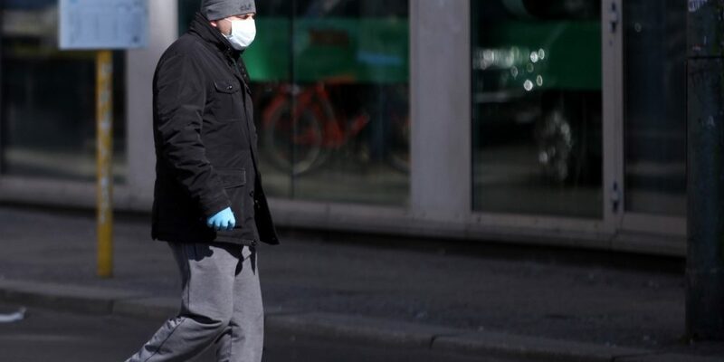 Mann mit Atemschutzmaske - Foto: über dts Nachrichtenagentur