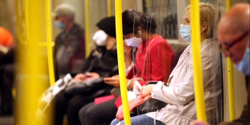 FahrgÃ¤ste mit Mund-Nasen-Schutz - Foto: über dts Nachrichtenagentur