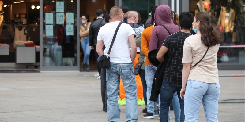 Schlange stehen vor einem Laden - Foto: über dts Nachrichtenagentur