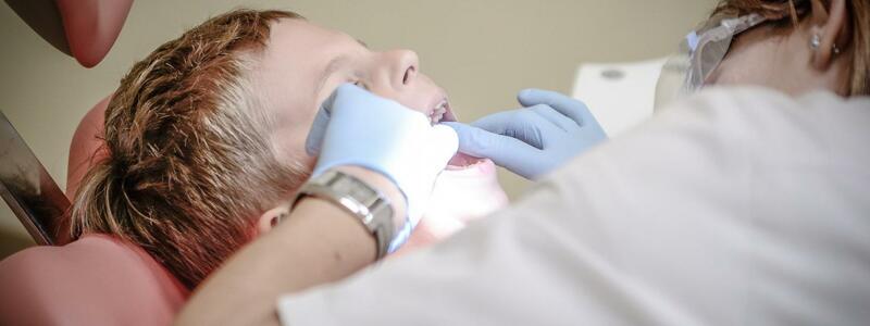 Bei Problemen mit der Zahnstellung entstehen rasch hohe Kosten bei der Behandlung von Kindern. - Foto: pixabay.com © Michal Jarmoluk (CCO Creative Commons)