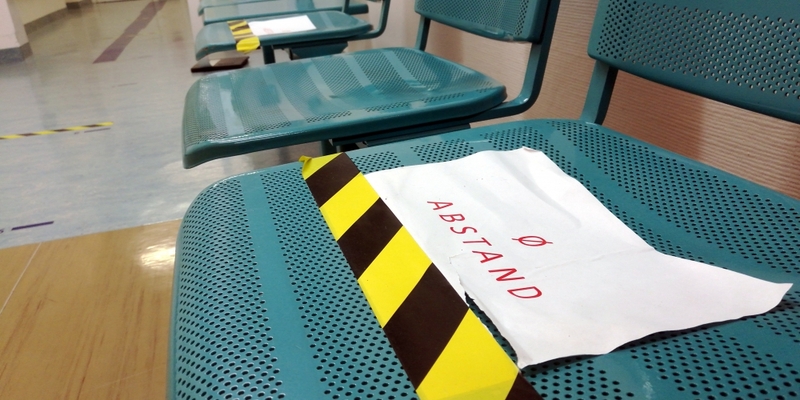 SitzbÃ¤nke mit Corona-Abstandshinweis - Foto: über dts Nachrichtenagentur