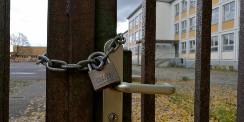 Abgeschlossenes Schultor - Foto: über dts Nachrichtenagentur