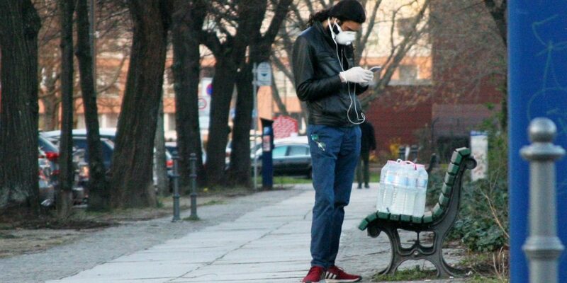 Mann mit Wasserflaschen und Mundschutz - Foto: über dts Nachrichtenagentur