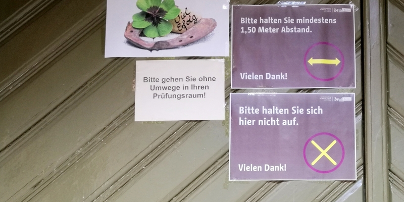 Schule mit Corona-Hinweis - Foto: ?ber dts Nachrichtenagentur