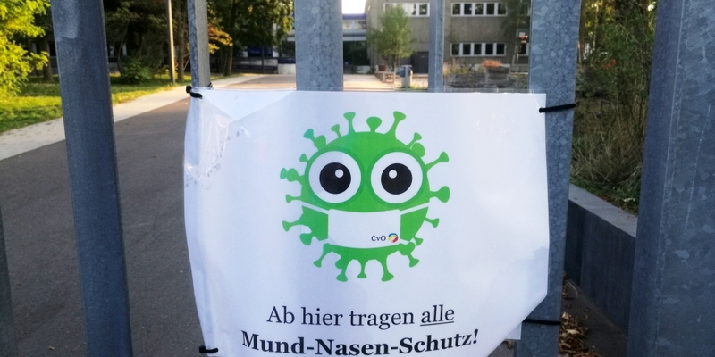 Corona-Hinweis an einer Schule - Foto: ?ber dts Nachrichtenagentur