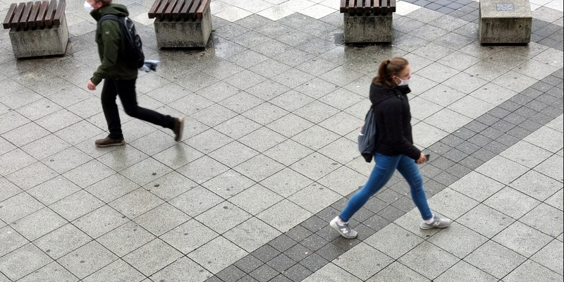 Menschen mit Schutzmaske - Foto: ?ber dts Nachrichtenagentur