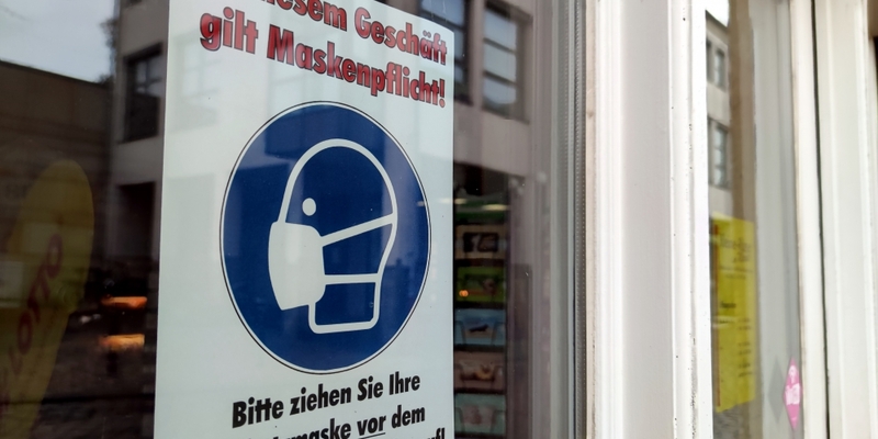 Corona-Hinweisschild im Einzelhandel - Foto: ?ber dts Nachrichtenagentur