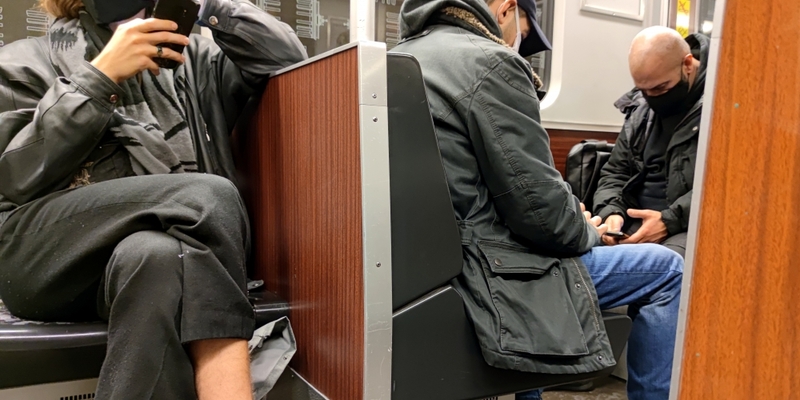 Männer mit Maske in einer U-Bahn - Foto: ?ber dts Nachrichtenagentur