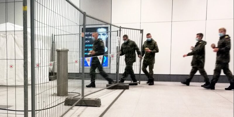 Bundeswehr-Soldaten als Helfer an einer Corona-Teststelle - Foto: über dts Nachrichtenagentur
