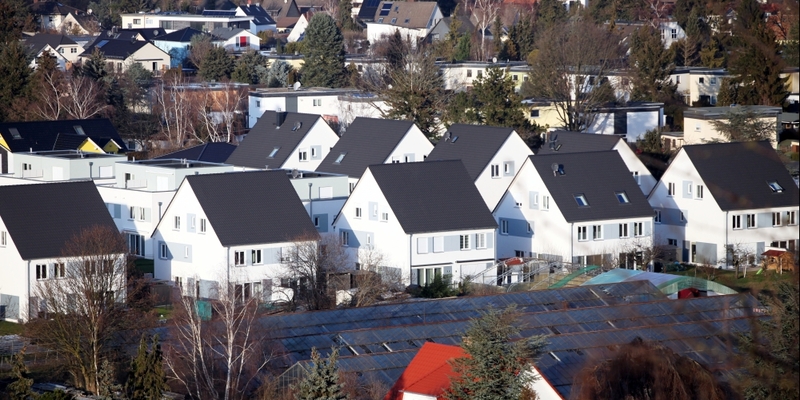 Einfamilienhaussiedlung mit Solarpark - Foto: ?ber dts Nachrichtenagentur