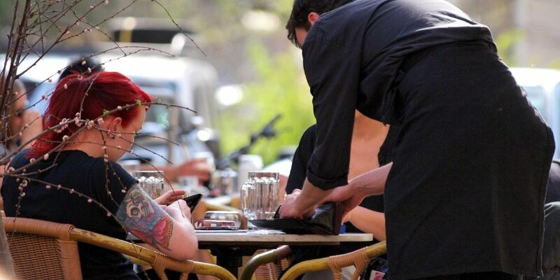 Bedienung in einem Café - Foto: über dts Nachrichtenagentur