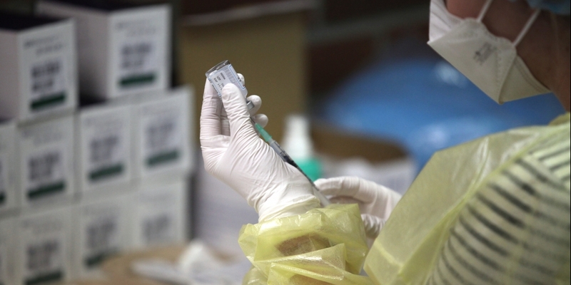 Impfspritze mit Moderna wird aufgezogen - Foto: ?ber dts Nachrichtenagentur