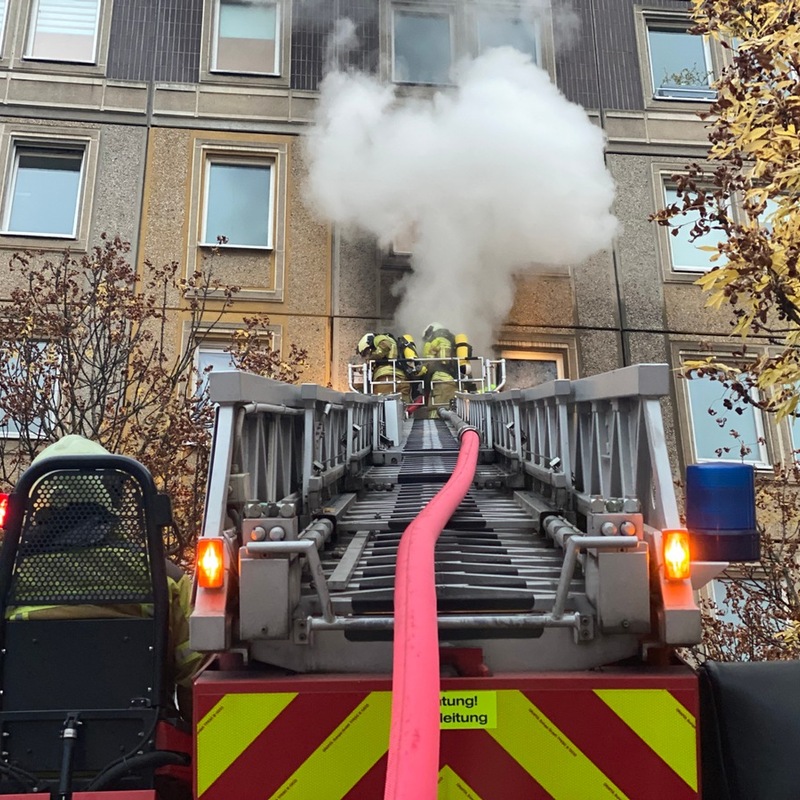 FW-AUR: Rettung aus Obergeschoss über Drehleiterkorb - Foto: presseportal.de