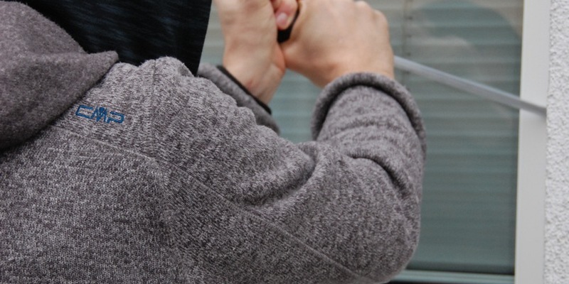 POL-HM: Handtaschen aus Fahrzeugen entwendet - Foto: presseportal.de