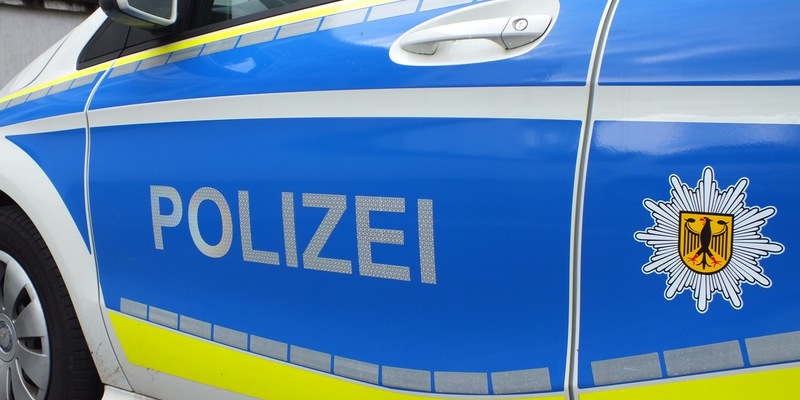 BPOL-KS: LKW kollidiert mit Schrankenbaum - Fahrer geflüchtet - Foto: presseportal.de