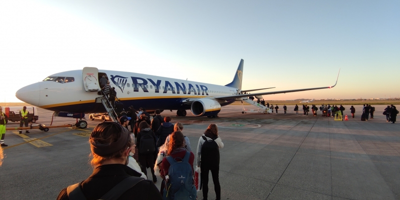 Passagiere laufen über das Rollfeld zu einem Ryanair-Flugzeug (Oktober 2021) - Foto: ?ber dts Nachrichtenagentur