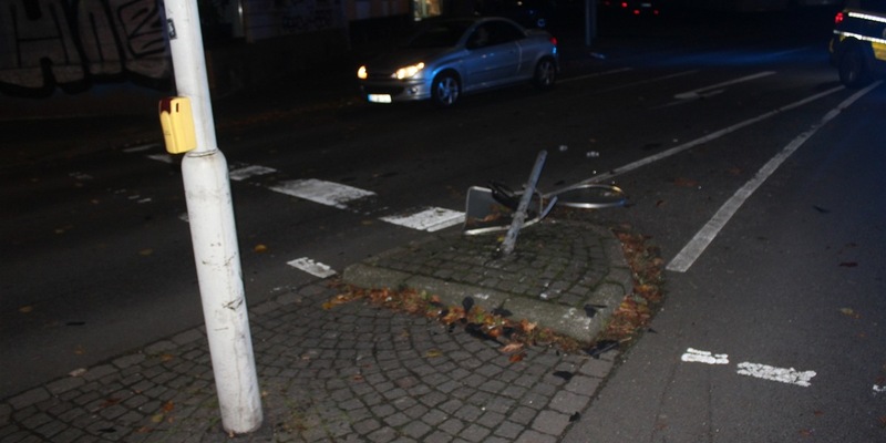 POL-HX: Auf Sperrfläche gewendet - 72-jähriger E-Bike Fahrer leicht verletzt - Foto: presseportal.de