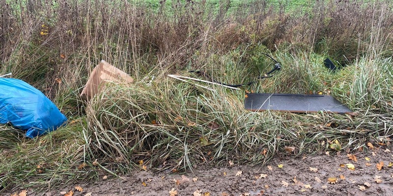 POL-SE: Halstenbek - Diverser Müll illegal an einer Grünanlage entsorgt - Polizei sucht Zeugen - Foto: presseportal.de