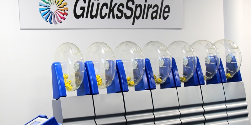 Renten bei GlücksSpirale und Sieger-Chance: 10.000 Euro monatlich, 20 Jahre lang, nach Baden-Württemberg; 5.000 Euro monatlich, zehn Jahre lang, nach Nordrhein-Westfalen - Foto: presseportal.de