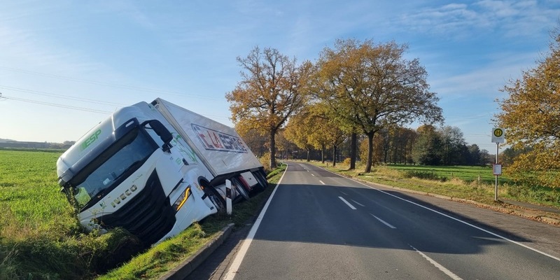 FW-PI: Groß Offenseth-Aspern: LKW kippt in den Graben / Unfall endet glimpflich - Foto: presseportal.de