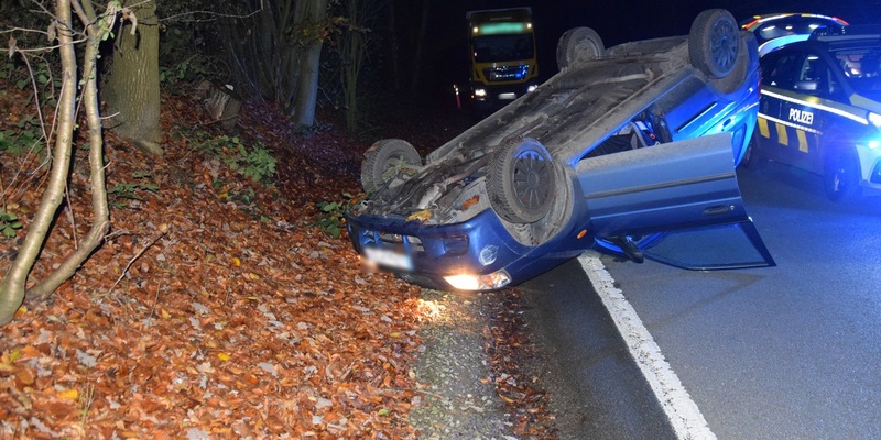 POL-HF: Mercedes prallt gegen Baum - 22-Jähriger leicht verletzt - Foto: presseportal.de