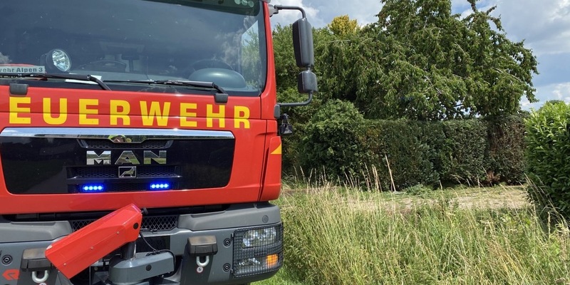 FW Alpen: Müllbrand auf der Bönninghardt - Foto: presseportal.de