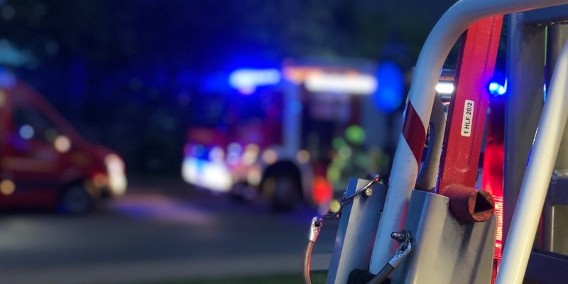 FW Alpen: Elektrofahrzeug verunfallt auf der Autobahn 57 in Alpen - Foto: presseportal.de