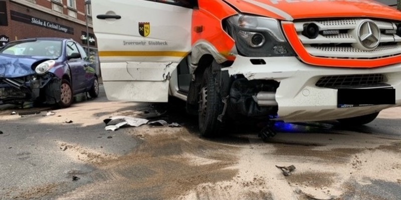 FW-E: Brennendes Motorrad an einer Hausfassade - Feuer droht auf Gebäude überzugreifen - Foto: presseportal.de