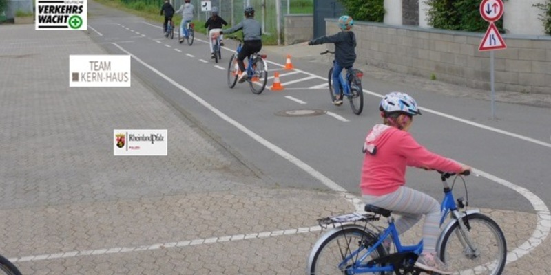 POL-PPMZ: Mainzer Polizistinnen lesen für Grundschulkinder - Foto: presseportal.de