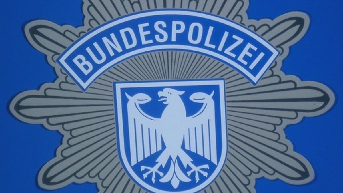 Bundespolizeidirektion München: Geschleuste am Walchensee abgesetzt / Durchnässte Migranten bitten um Polizeihilfe - Bundespolizei ermittelt nach Absetzung - Foto: presseportal.de