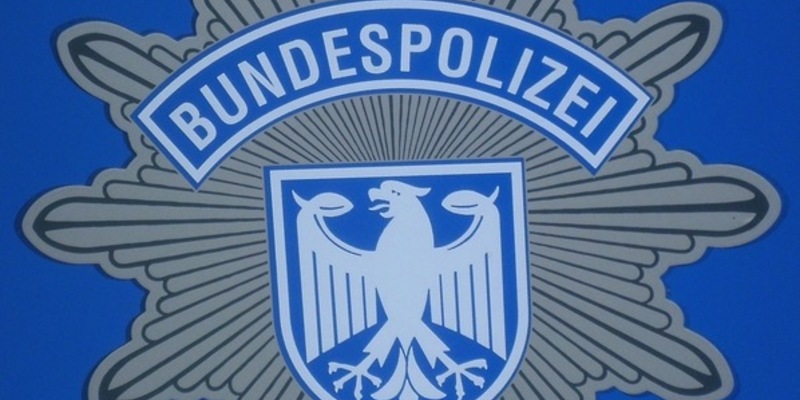Bundespolizeidirektion München: Schleuser lässt sechsköpfige Familie zurück / Mutter und Säugling nach Absetzung mit Rettungswagen ins Krankenhaus - Foto: presseportal.de
