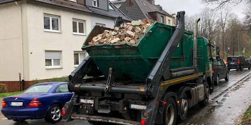 LPI-EF: Polizei stoppt Lkw wegen fehlender Ladungssicherung - Foto: presseportal.de