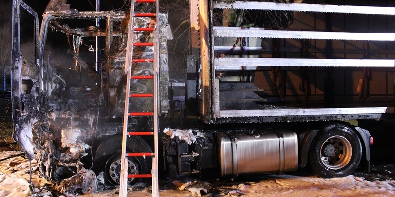 POL-HAM: Lkw unter Unterführung eingeklemmt - Stundenlange Sperrung - Foto: presseportal.de