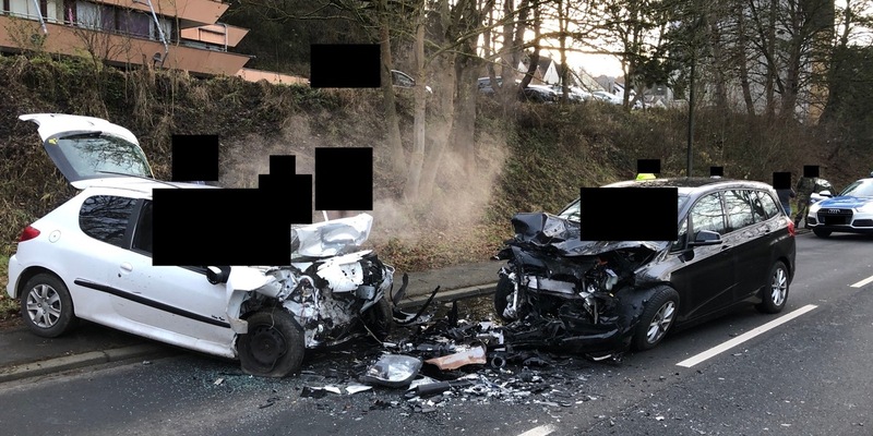 FFW Schwalmtal: Schwerer Verkehrsunfall auf der L371 - Vier verletzte Personen - Foto: presseportal.de