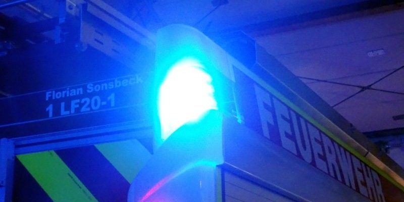 FW Sonsbeck: Heckenbrand greift auf Nachbargebäude über - Foto: presseportal.de