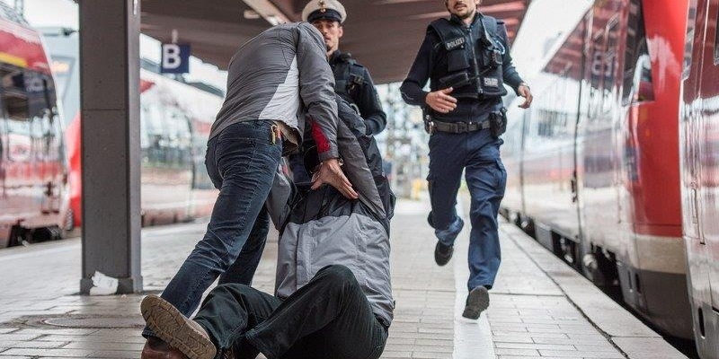 BPOL-KS: Bahnmitarbeiter geschlagen - Bundespolizei sucht Zeugen! - Foto: presseportal.de