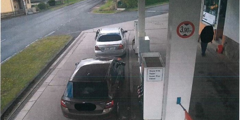 API-TH: Auto durchbricht Wildschutzzaun und kommt im Getreidefeld zum Stehen - Foto: presseportal.de