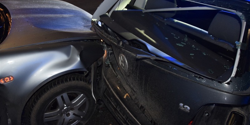 POL-HF: Verkehrsunfall im Kurvenbereich - BMW prallt gegen Baum - Foto: presseportal.de