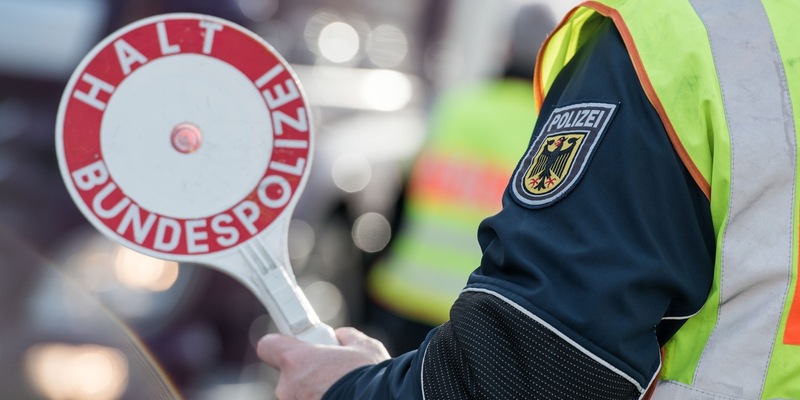 Bundespolizeidirektion München: Nach Lkw-Schleusung abkassiert / Syrerinnen mit falschen Ausweisen ausgestattet - Foto: presseportal.de