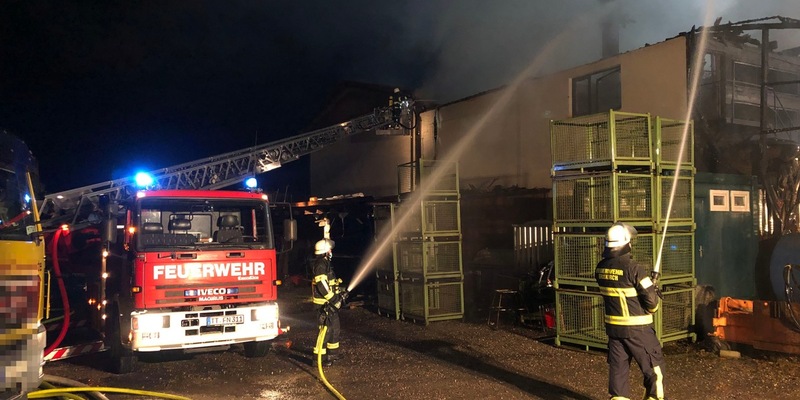 FW-OB: Zimmerbrand greift auf Unterkonstruktion der Fassadenverkleidung über - Foto: presseportal.de