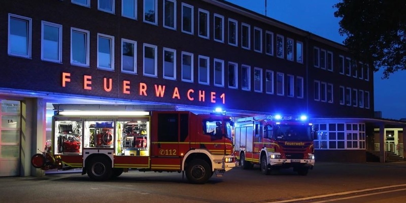 FW Moers: Verkehrsunfall mit eingeklemmten auf der A40 / 6 beteiligte Fahrzeuge / Rettungshubschrauber im Einsatz - Foto: presseportal.de