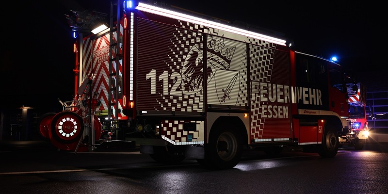 FW-E: Kleintransporter brennt vor Lagerhalle - Feuerwehr verhindert Brandausbreitung - Foto: presseportal.de